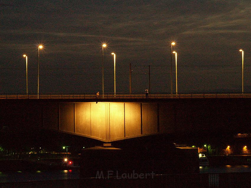 Lebensmueder mit Pistole Koeln Deutzer Bruecke P39.JPG